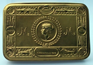 Images Dated 23rd September 2010: Princess Marys Christmas 1914 tin + two packs of cigarettes