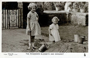 Siblings Collection: Princesses Elizabeth and Margaret playing in a sandpit