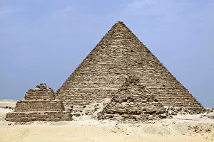 Images Dated 7th April 2011: Pyramid of Menkaure in Cairo, Egypt
