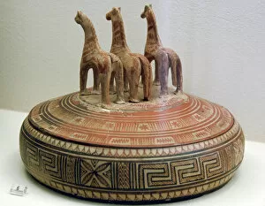 Sculpted Gallery: Pyxis decorated. Geometric period. Greece