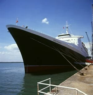 Images Dated 15th June 2012: Qe2 Liner in Dock