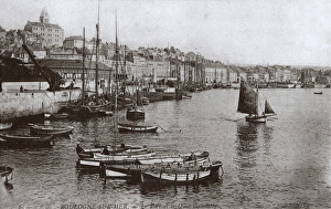 Images Dated 23rd January 2017: Quai Gambetta and port, Boulogne-sur-Mer, northern France