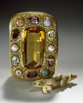 Squamata Prints: Quartz box and carved lizard