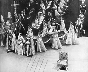 Images Dated 3rd November 2011: The Queen arrives in Westminster Abbey (Coronation 1953)