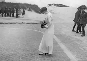 Queen of Belgium photographing presentation, WW1