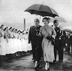Images Dated 14th July 2011: The Queen at Dundee Royal Infirmary
