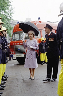 Images Dated 31st May 1977: Queen Elizabeth II inspecting firefighters