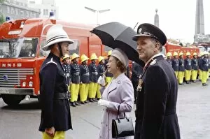 Images Dated 31st May 1977: Queen Elizabeth II inspecting firefighters