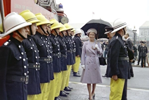 Images Dated 31st May 1977: Queen Elizabeth II inspecting firefighters