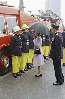 Images Dated 31st May 1977: Queen Elizabeth II inspecting firefighters