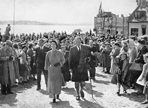 Crowds Collection: Queen Elizabeth II at Iona