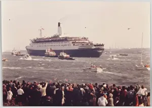 Leaving Prints: Queen Elizabeth II leaving Southampton with 5th Infantry Bri