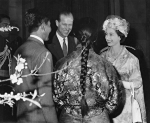 Everest Gallery: Queen Elizabeth II meets Sherpa Tensing