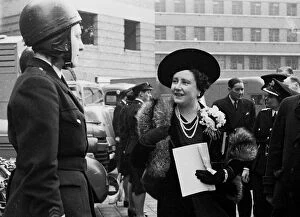 Headquarters Gallery: Queen Elizabeth reviews female LFB dispatch rider, WW2