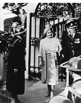 Peto Collection: Queen Elizabeth with Superintendent Peto, WW2