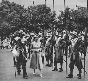 Images Dated 14th July 2011: The Queen inspects pikemen and musketeers