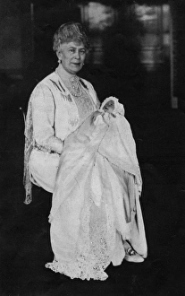 Images Dated 22nd September 2011: Queen Mary and baby Princess Elizabeth