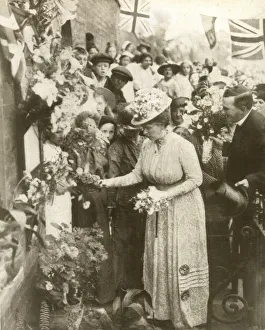 Images Dated 14th September 2018: Queen Mary laying flowers at Hackney, WW1