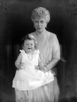 Images Dated 13th November 2004: Queen Mary and Princess Elizabeth, c.1926