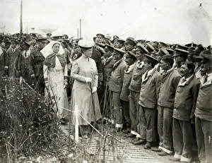 Queen Mary visiting convalescent soldiers, WW1