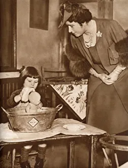 Images Dated 15th December 2011: Queen Mother visiting London evacuees at Horsted Keynes, 1939