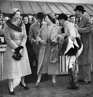 Hurst Collection: The Queen and Queen Mother at the races