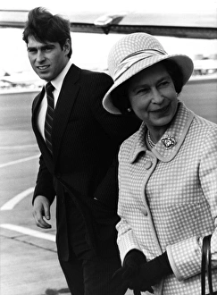 Images Dated 29th November 2011: The Queen returns from Scotland