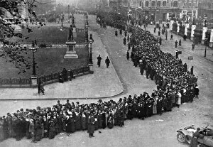 Images Dated 27th August 2015: Queue for Tomb of the Unknown Warrior, 1920