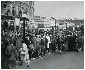 Queueing due to reduced bus services, September 1939