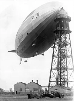 Huts Gallery: R101 airship on mooring mast