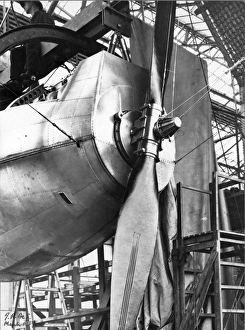Airscrew Gallery: R101 engine car with thrust bearing wire to airscrew hub