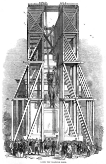 Images Dated 24th February 2012: Raising the Wellington statue atop the Green Park Arch