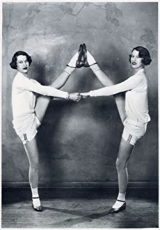 Images Dated 1st November 2019: The Ralli Sisters - The Ruthven Twins in Shake Your Feet
