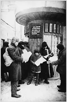Muscovites Prints: Reading War News Moscow