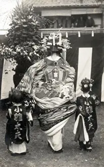 Remarkably Prints: Rear view of a Japanese Actress in remarkably elaborate costume with two children Date
