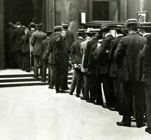 Recruits queueing up to enlist, WW1