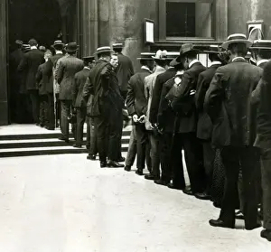 Boaters Prints: Recruits queueing up to enlist, WW1