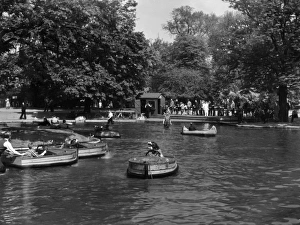 Images Dated 8th April 2011: Regents Park Pond