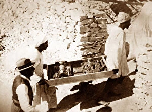 Carter Collection: Removing items from the tomb of Tutankhamun in
