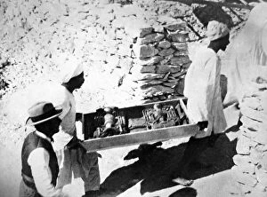 Carter Collection: Removing items from tomb of Tutankhamun, Valley