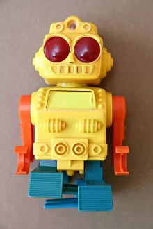 Retro Toy Walking Plastic Robot - Yellow Body (1 / 3)