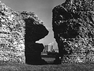 Images Dated 14th April 2011: Richborough Castle Ruins