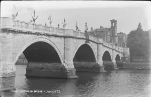 Lampposts Prints: Richmond Bridge