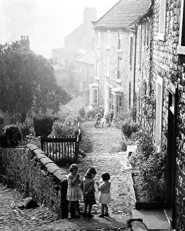 Images Dated 23rd August 2018: Richmond Yorkshire Children Playing 1940s