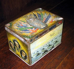 Images Dated 9th August 2007: Ridgeway Peace Tea Canister depicting various WWI scenes