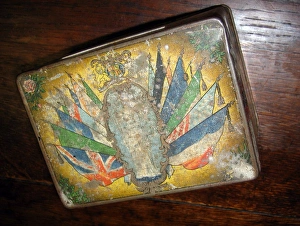 Images Dated 9th August 2007: Ridgeway Peace Tea Canister depicting various WWI scenes