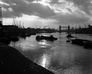 Cranes Collection: River Thames, Pool of London