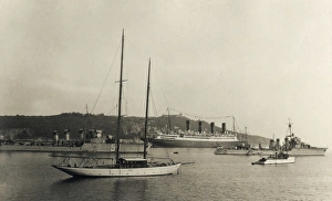 Aquitania Gallery: RMS Aquitania, cruise ship, with destroyers, WW1