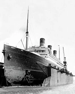 Majestic Collection: RMS Majestic in the floating dry dock Southampton