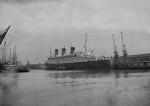 Crane Prints: RMS Queen Mary leaving Southampton for the last time